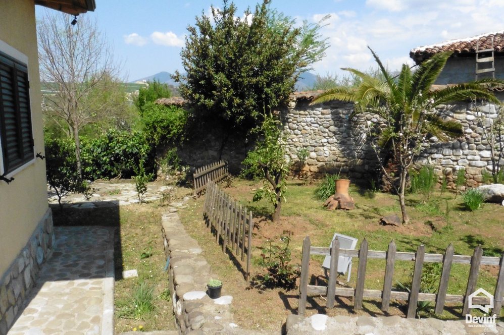 Tirane For Rent Villa Me shume se 4 dhoma The villa is located close to Petrela 