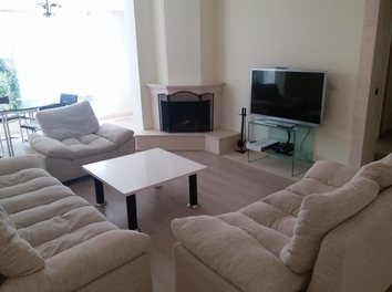 Vile Qera Apartament ne nje vile mbrapa Ambasades Amerikane