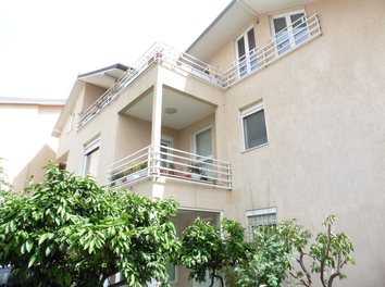 Apartament Qera Apartament ne vile mbrapa Ambasades Amerikane