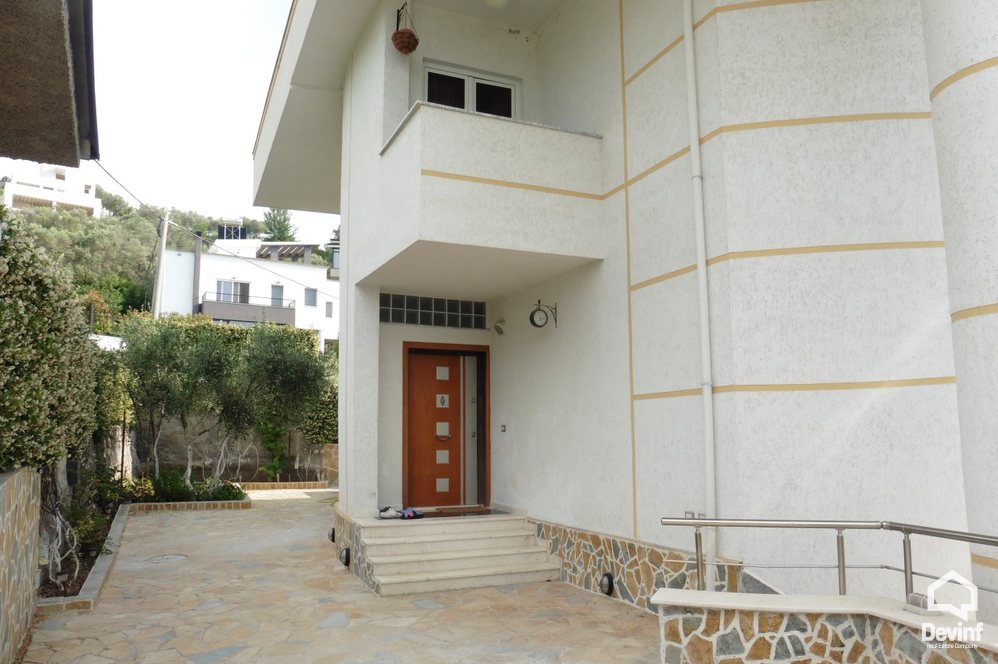 Tirane Qera Vile Me shume se 4 dhoma Vile ne zonen e Kodrave te Liqenit te Tiranes apartament