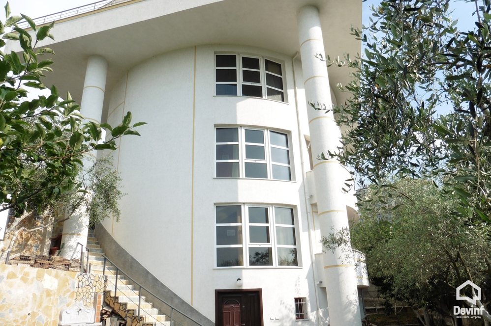 Tirane Qera Vile Me shume se 4 dhoma Vile ne zonen e Kodrave te Liqenit te Tiranes apartament