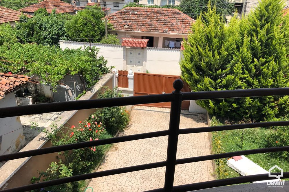 Tirane Qera Vile 3+1+G Vile ne nje zone rezidenciale ne lindje te Tiranes kompleks rezidencial vile