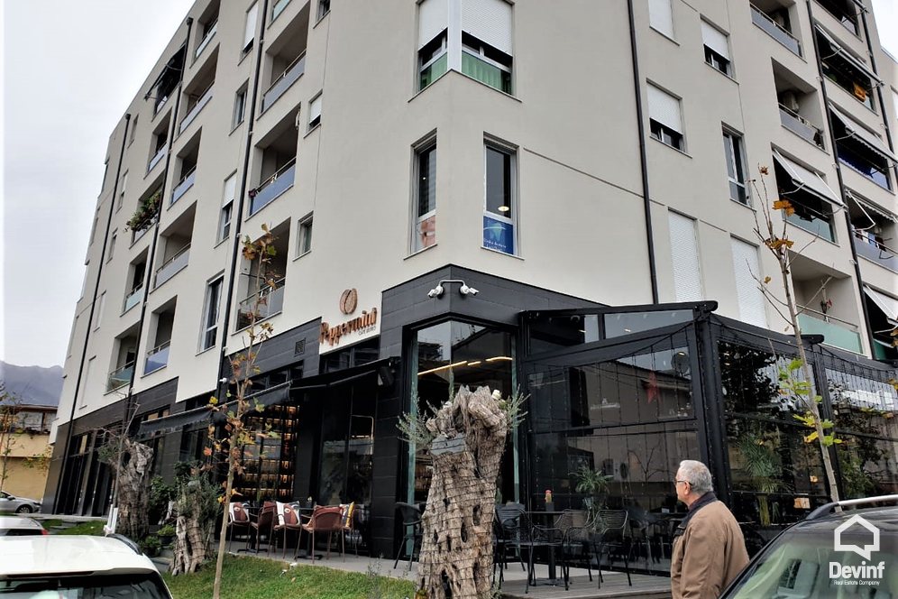 Tirane Shitje Dyqan  Dyqan ne zonen prane Profarmes dyqan