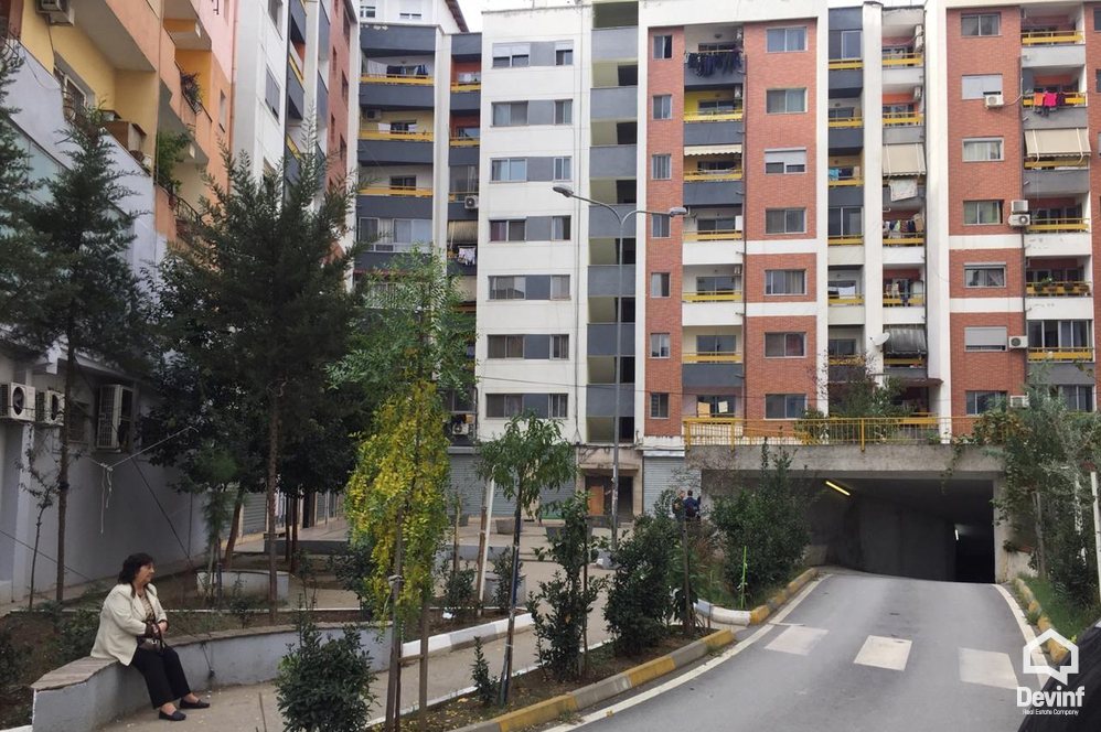 Tirane Shitje Dyqan  Bulevardi Bajram Curri, prane shkolles Hoteleri-Turizem apartament