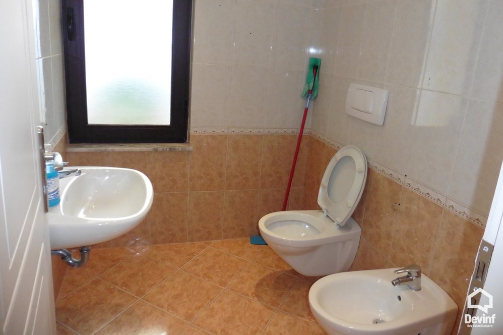 Tirane Qera Vile Me shume se 4 dhoma Vile ne Rr. Barrikadave zyre vile