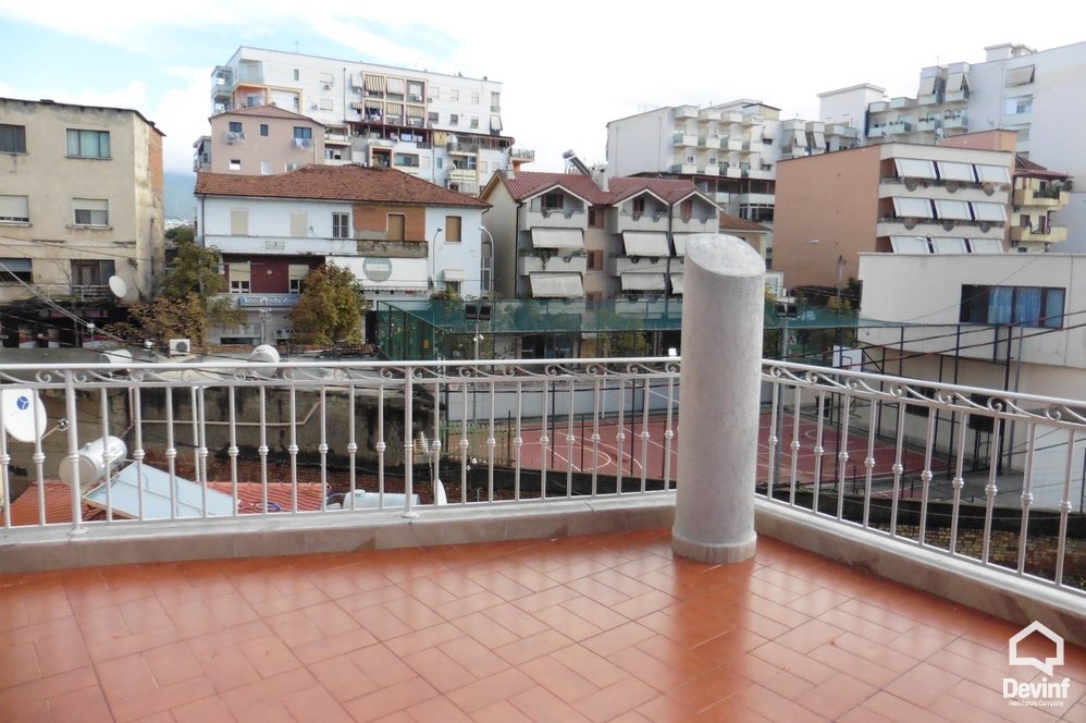 Tirane Qera Vile Me shume se 4 dhoma Vile ne Rr. Barrikadave zyre vile