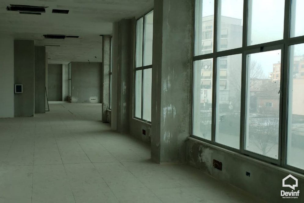 Tirane Qera Zyre  Ne Rrugen Petro Nini Luarasi zyre