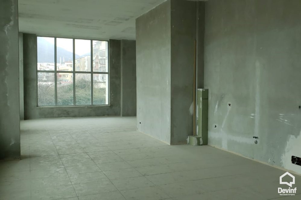 Tirane Qera Zyre  Ne Rrugen Petro Nini Luarasi zyre