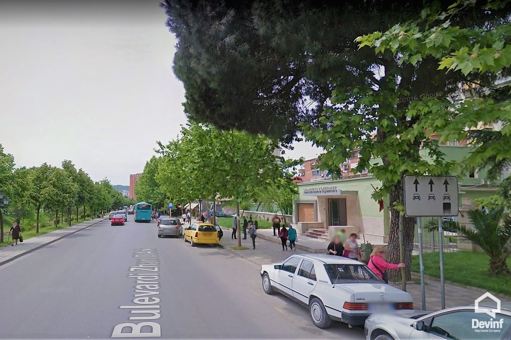 Tirane Shitje Dyqan  Bulevardi Zhan Dark, prane Ministrise se Jashtme toke per ndertim