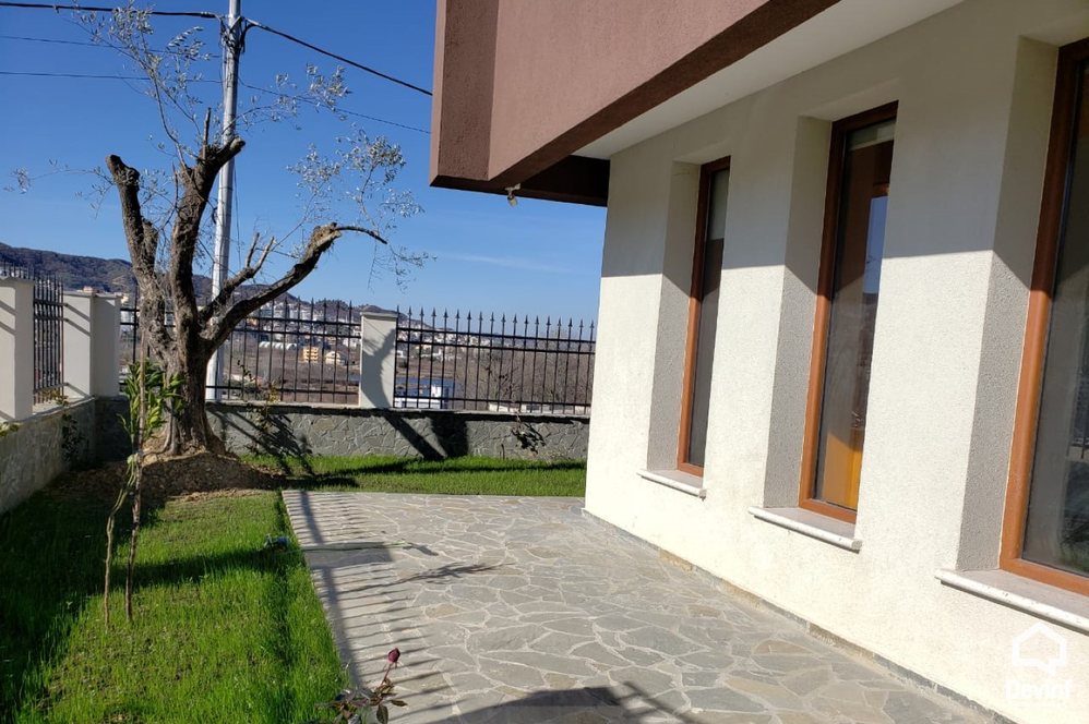 Tirane Qera Vile  Vile tek Liqeni i Tiranes vile