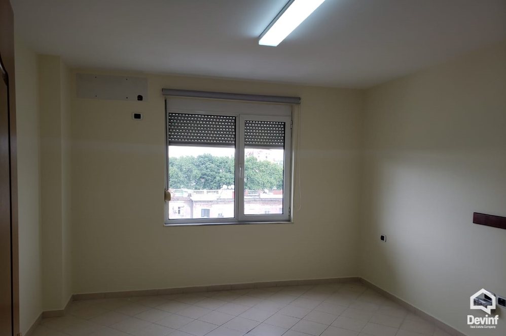 Tirane Qera Apartament 2+1+A Zyre ne zonen e Bllokut zyre