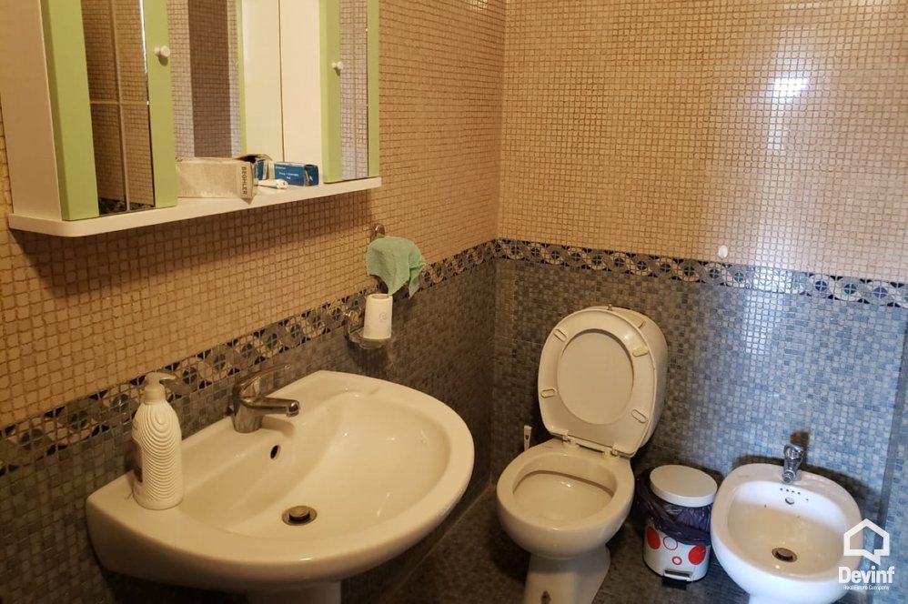 Tirane Qera Apartament 2+1+A Zyre ne zonen e Bllokut zyre
