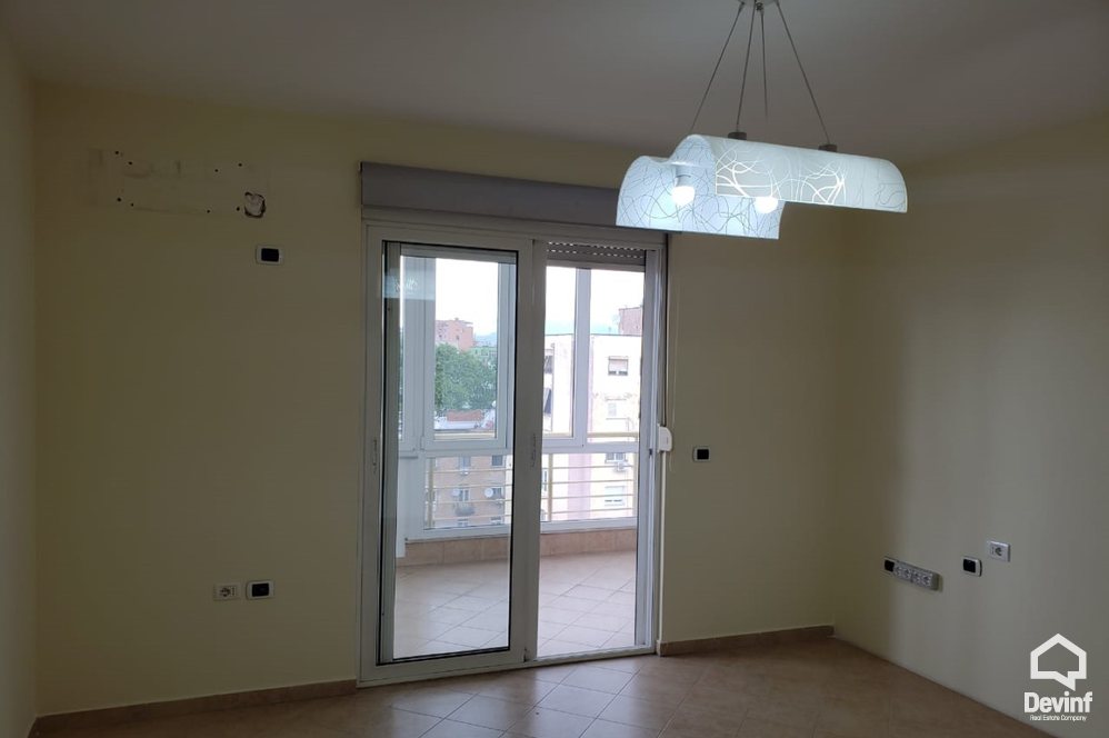 Tirane Qera Apartament 2+1+A Zyre ne zonen e Bllokut zyre