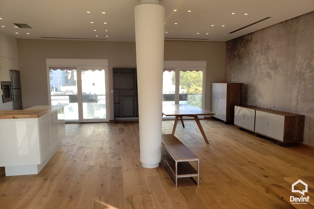Tirane Qera Apartament 4+1+A Apartament ne zonen e Bllokut apartament
