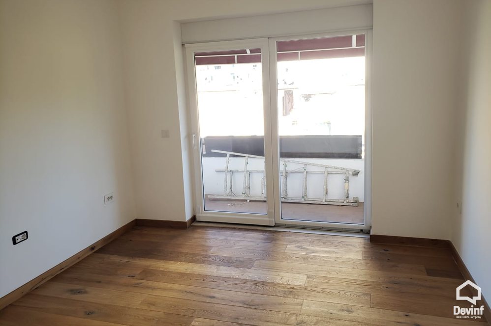 Tirane Qera Apartament 4+1+A Apartament ne zonen e Bllokut apartament
