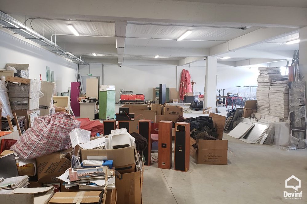 Tirane Qera Magazine  Ne autostraden nga Tirana ne Vore magazine prodhim