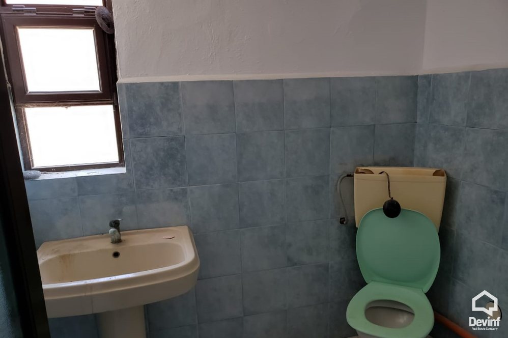 Tirane Qera Magazine  Ne zonen e Kombinatit magazine prodhim