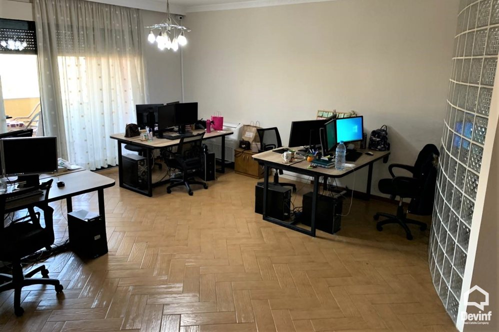 Tirane Qera Apartament 2+1+G Ne zonen e Bllokut apartament zyre