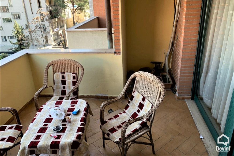 Tirane Qera Apartament 2+1+G Ne zonen e Bllokut apartament zyre