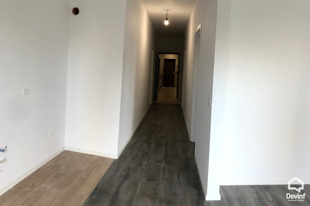 Tirane Qera Apartament 2+1+A Zyre ne zonen prane Stacionit te Trenit zyre