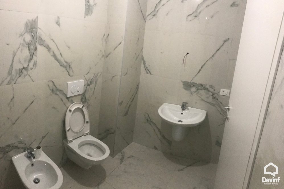 Tirane Qera Apartament 2+1+A Zyre ne zonen prane Stacionit te Trenit zyre