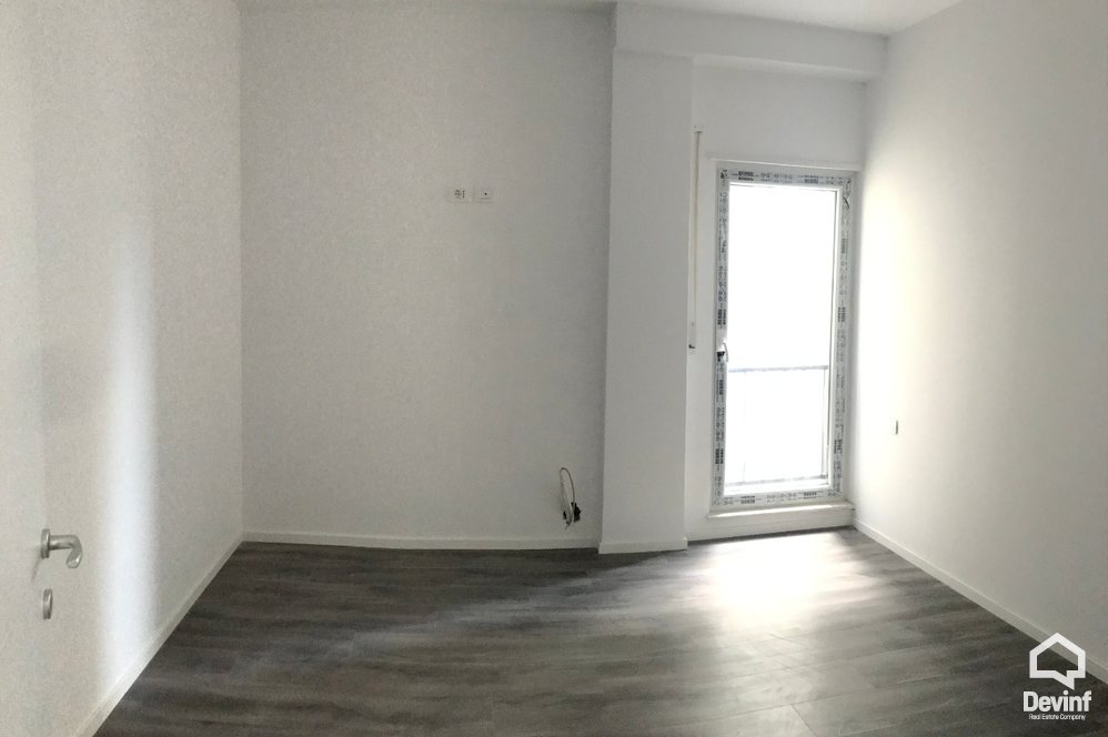 Tirane Qera Apartament 2+1+A Zyre ne zonen prane Stacionit te Trenit zyre