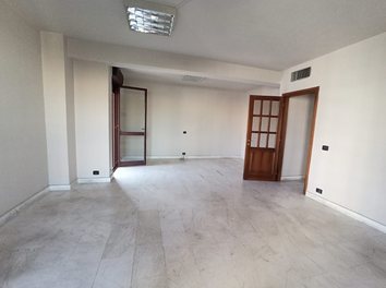 Zyre Qera Zyre ne qender biznesi, ndodhet ne qender te Tiranes