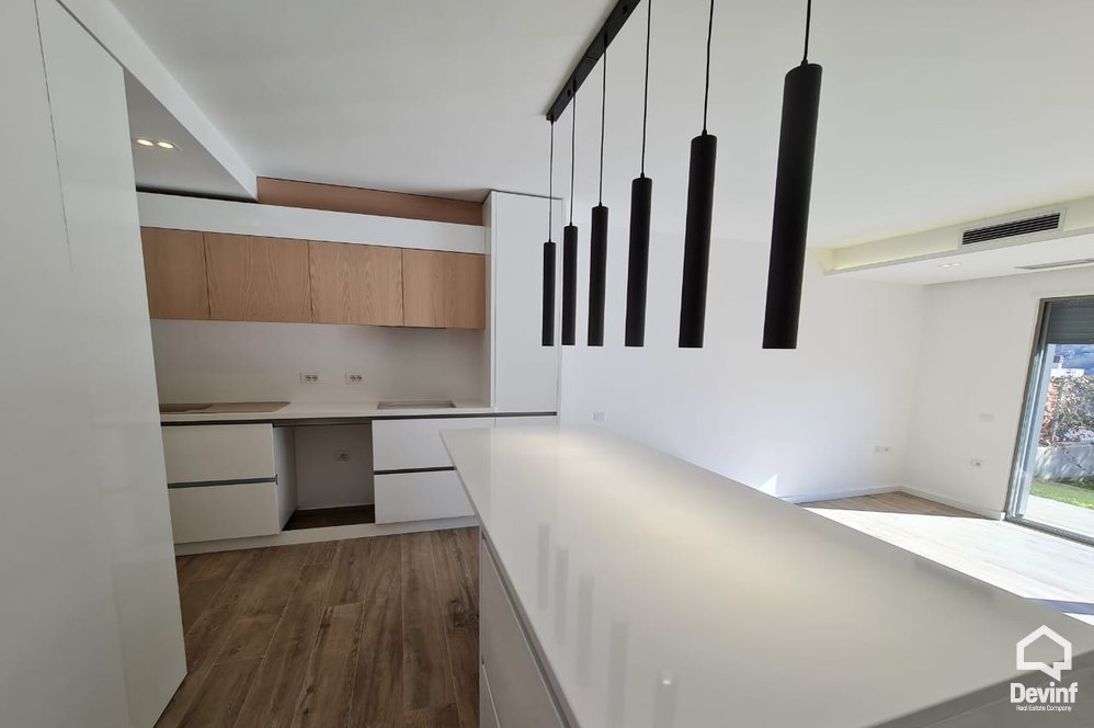Tirane Shitje Vile 3+1+A Vile ne nje kompleks vilash ne komunen e Petreles, pozicionuar prane TEG vile kompleks rezidencial