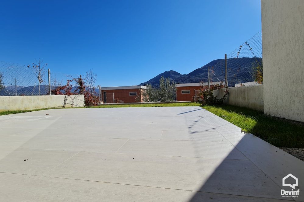 Tirane Shitje Vile 3+1+A Vile ne nje kompleks vilash ne komunen e Petreles, pozicionuar prane TEG vile kompleks rezidencial