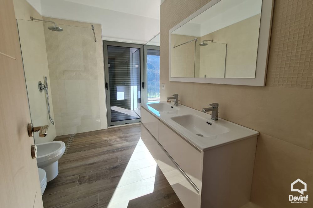 Tirane Shitje Vile 3+1+A Vile ne nje kompleks vilash ne komunen e Petreles, pozicionuar prane TEG vile kompleks rezidencial