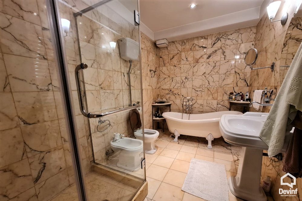 Tirane Qera Apartament 4+1+A Apartament ne zonen e Bllokut apartament