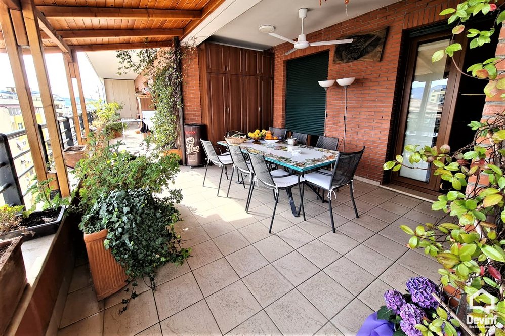 Tirane Qera Apartament 4+1+A Apartament ne zonen e Bllokut apartament