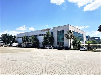 Magazine Qera Magazine ne autostraden Durres-Tirane, vetem 6 kilometra nga qendra e Tiranes