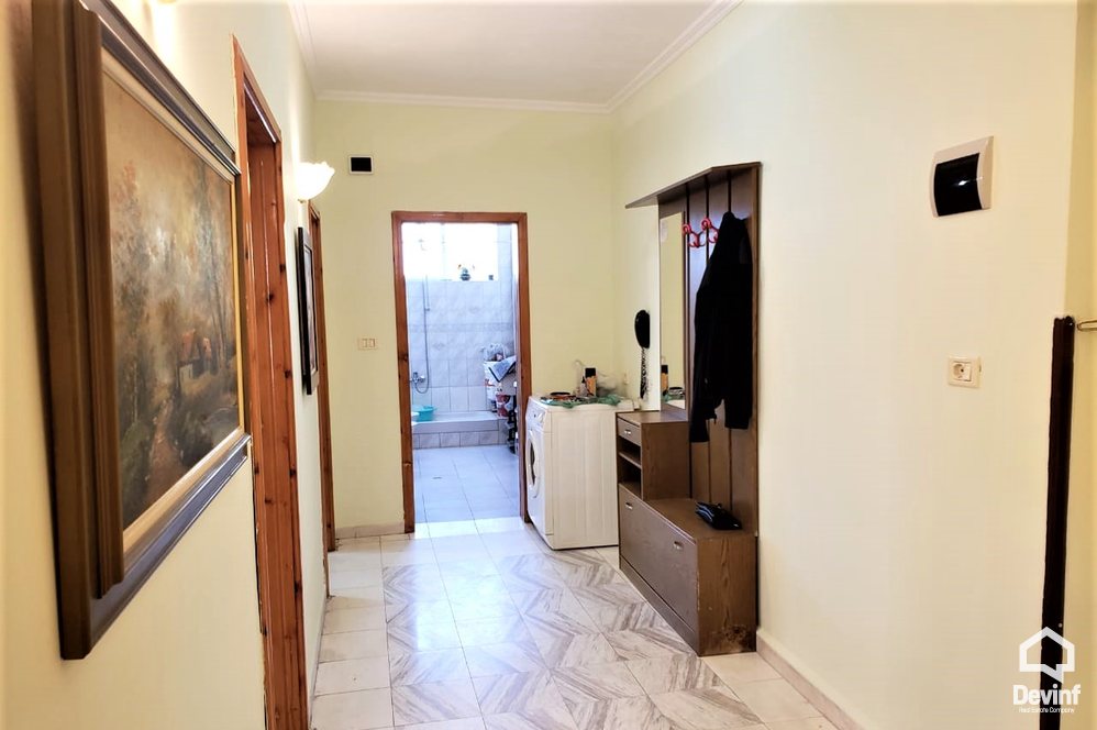 Tirane Qera Apartament 2+1+A Prane pallateve Shallvare ne qender apartament