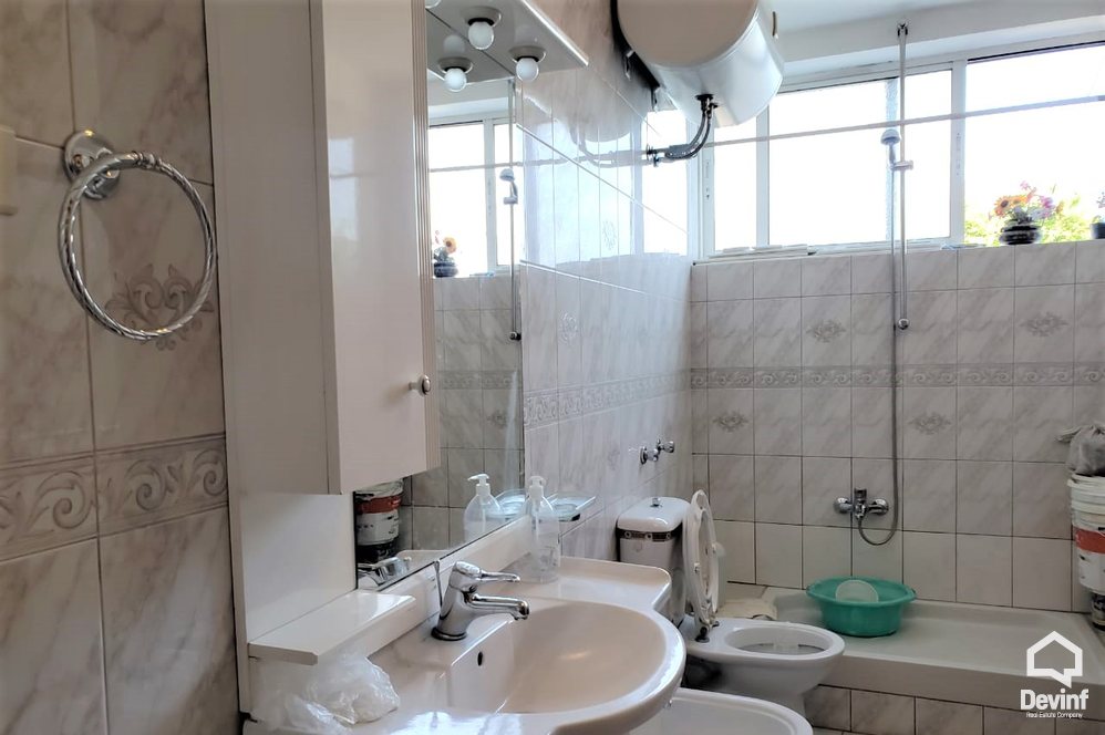 Tirane Qera Apartament 2+1+A Prane pallateve Shallvare ne qender apartament