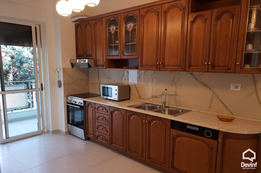 Tirane Qera Apartament 3+1+G Ne zonen e Bllokut apartament zyre