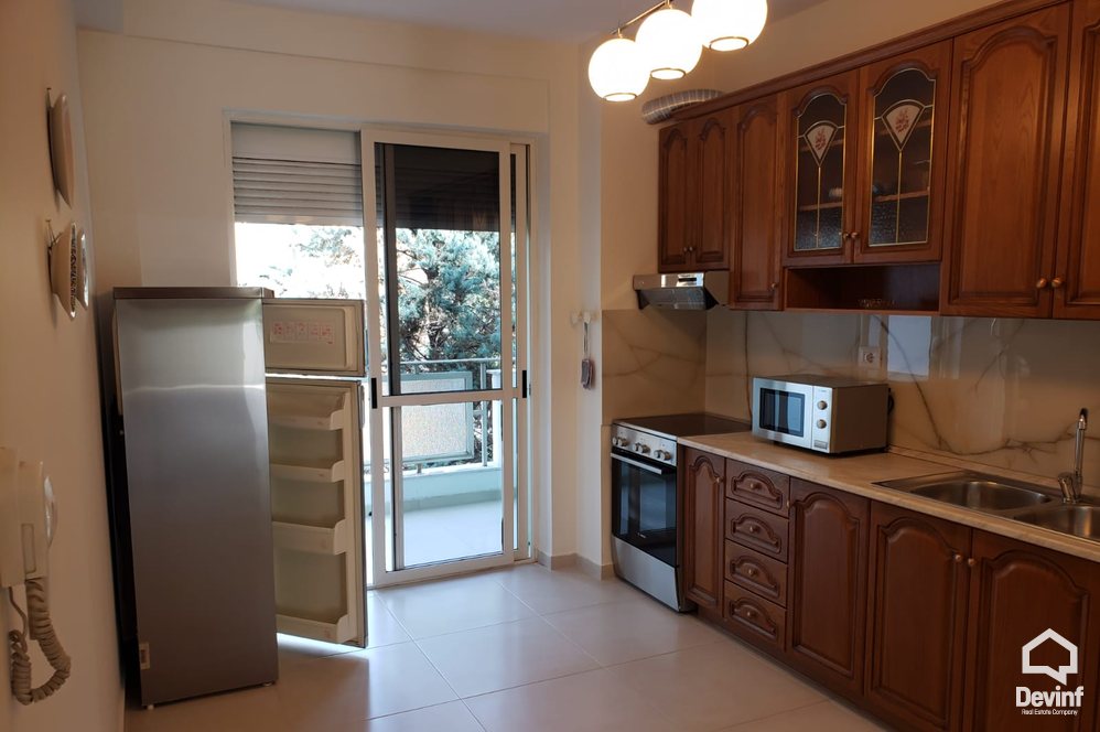 Tirane Qera Apartament 3+1+G Ne zonen e Bllokut apartament zyre