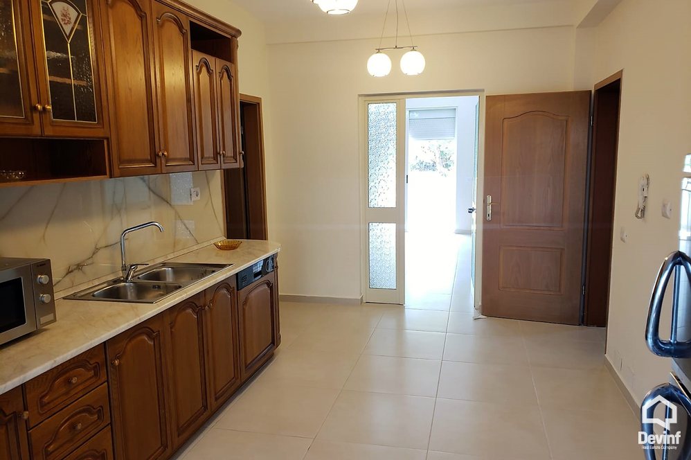 Tirane Qera Apartament 3+1+G Ne zonen e Bllokut apartament zyre