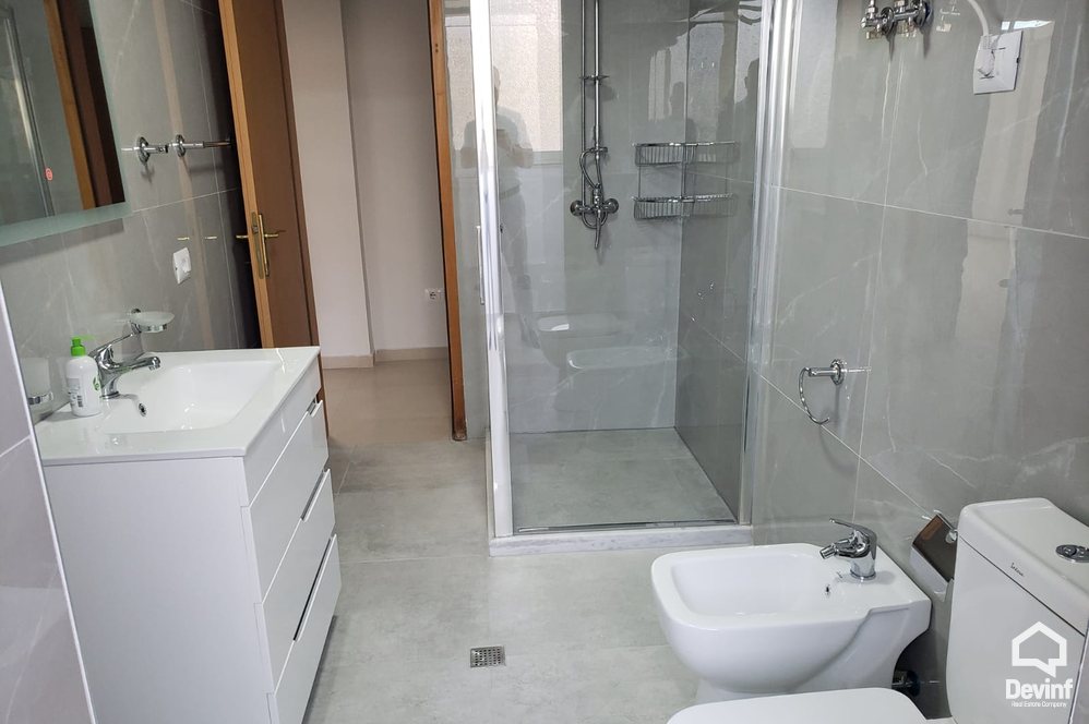 Tirane Qera Apartament 3+1+G Ne zonen e Bllokut apartament zyre