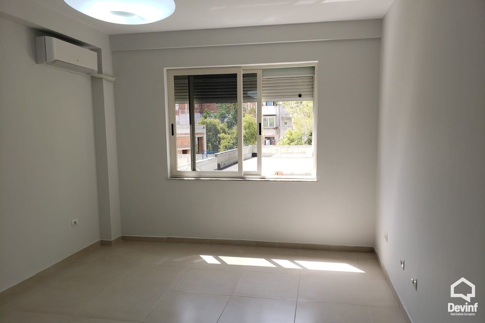Tirane Qera Apartament 3+1+G Ne zonen e Bllokut apartament zyre