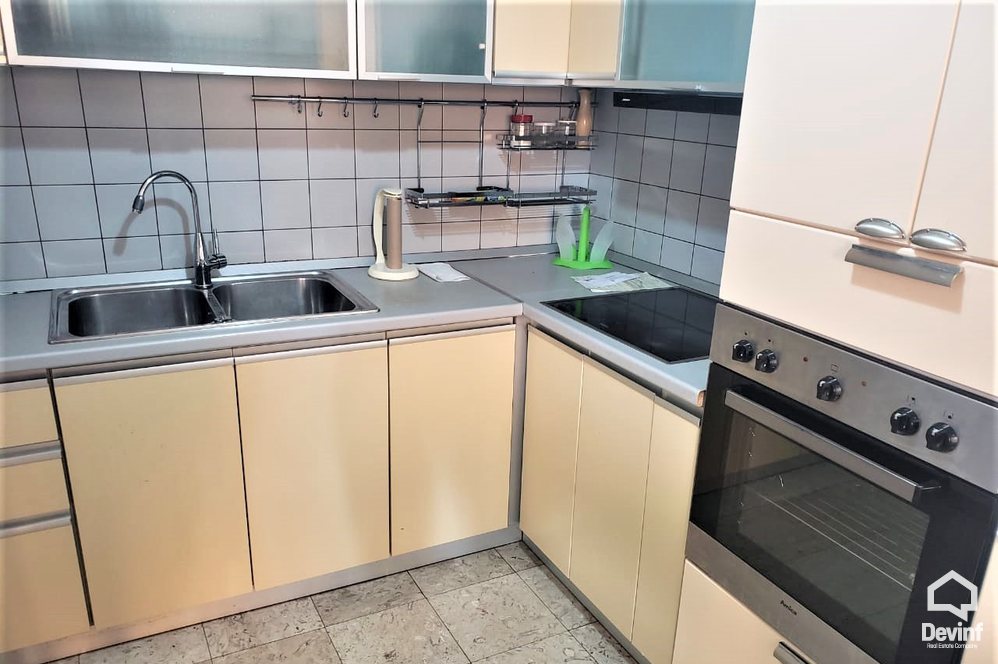 Tirane Qera Apartament 2+1+A Ne zonen midis Stadiumit Selman Stermasi dhe Bllokut apartament