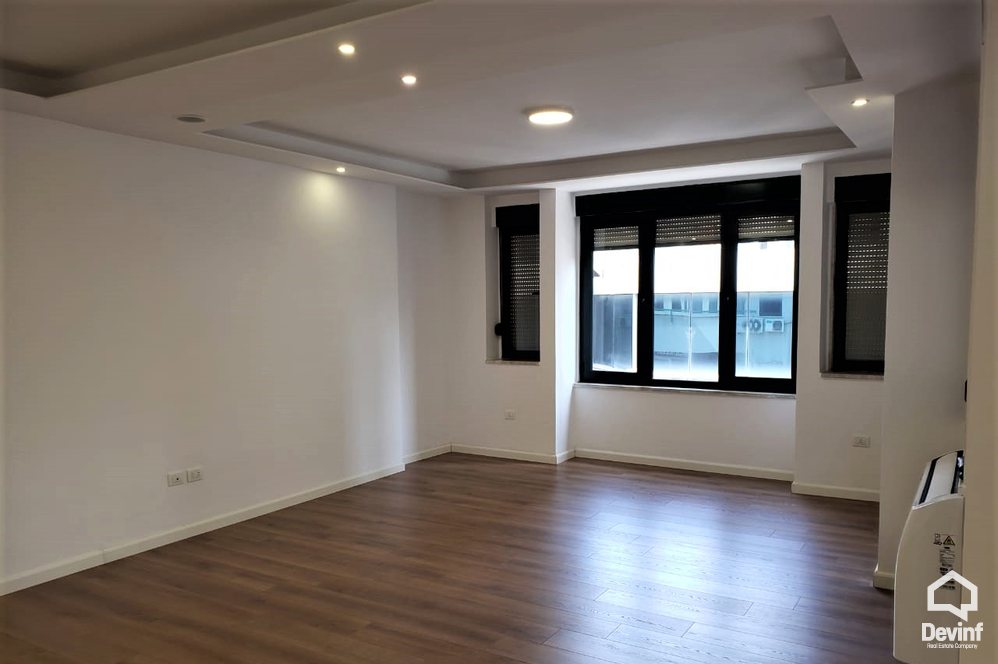 Tirane Qera Apartament 3+1+A Ne zonen e Bllokut apartament zyre