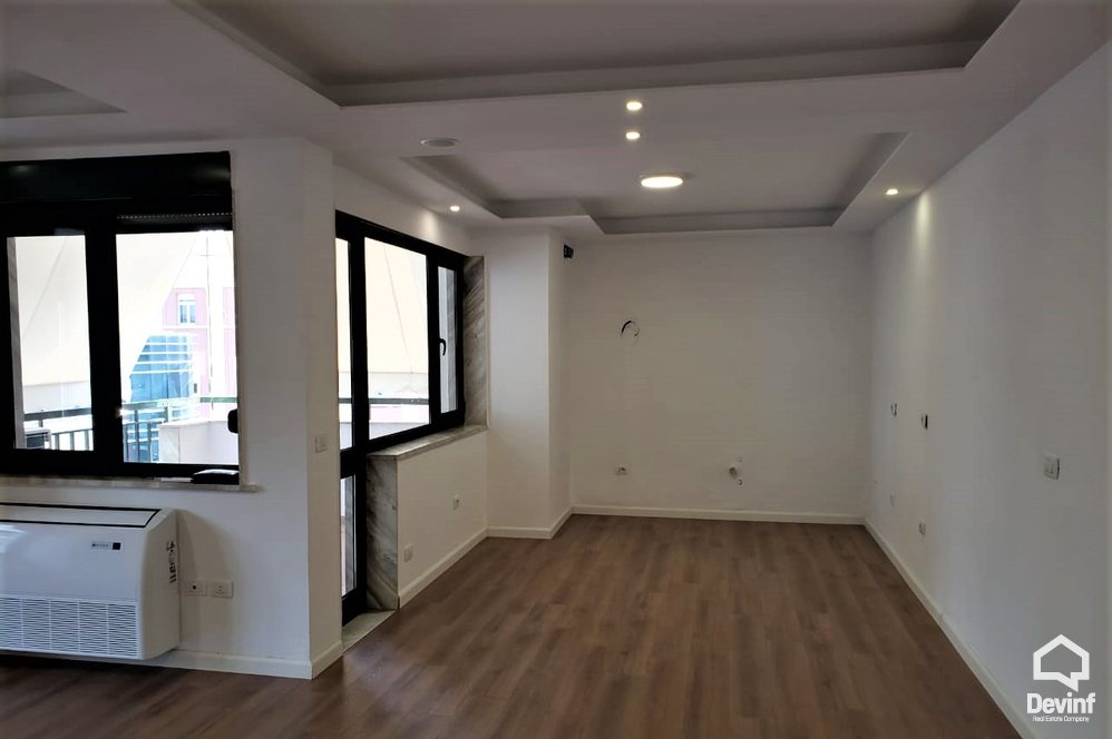 Tirane Qera Apartament 3+1+A Ne zonen e Bllokut apartament zyre