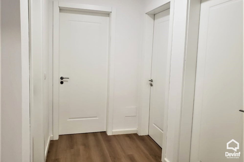 Tirane Qera Apartament 3+1+A Ne zonen e Bllokut apartament zyre