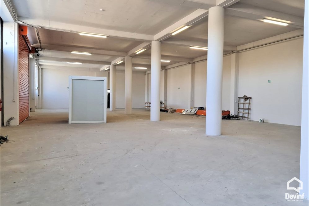 Me Qera Warehouse  Industrial facility in the area near Vora City Tirane