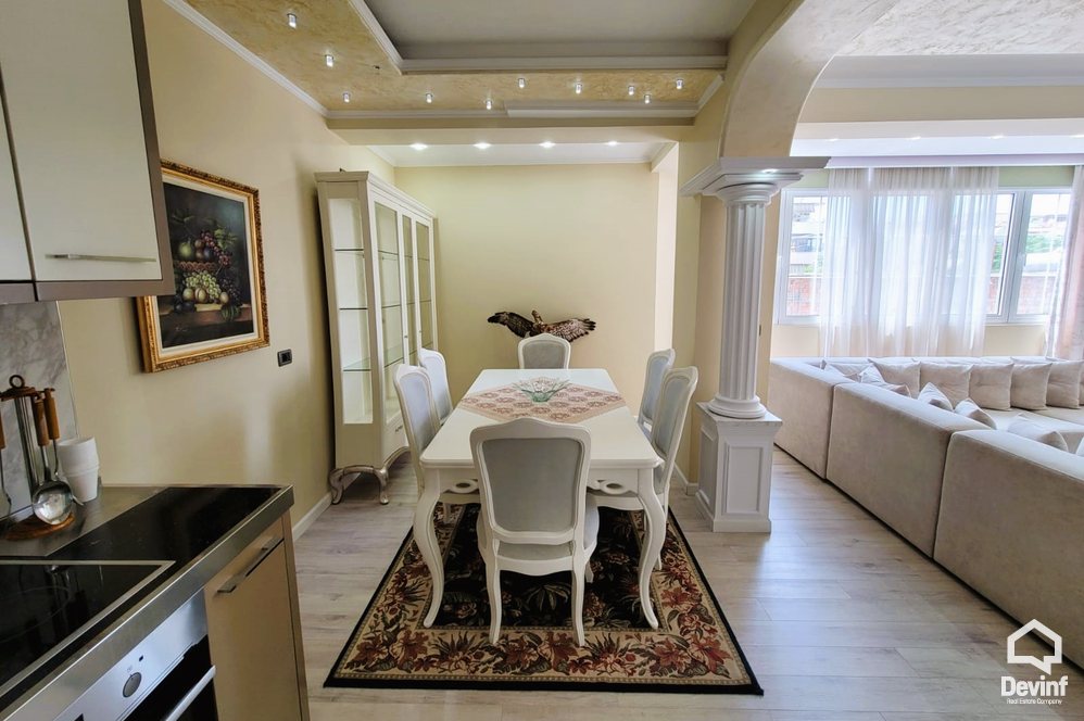 Tirane Qera Apartament 3+1+A Apartament ne zonen e Bllokut apartament