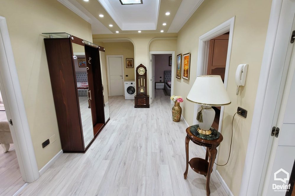 Tirane Qera Apartament 3+1+A Apartament ne zonen e Bllokut apartament