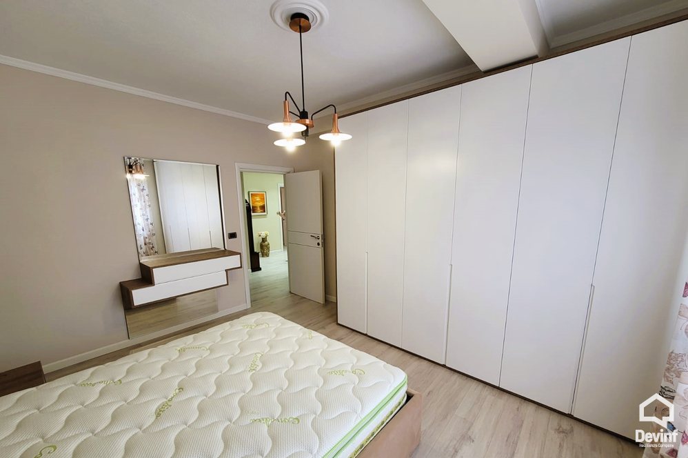 Tirane Qera Apartament 3+1+A Apartament ne zonen e Bllokut apartament