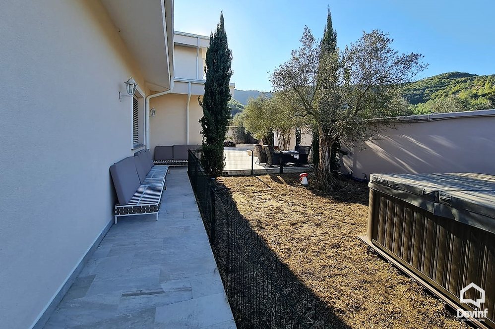 Tirane Shitje Vile  Rruga Damjan - Vaqarr, prane liqenit te Damjanit vile