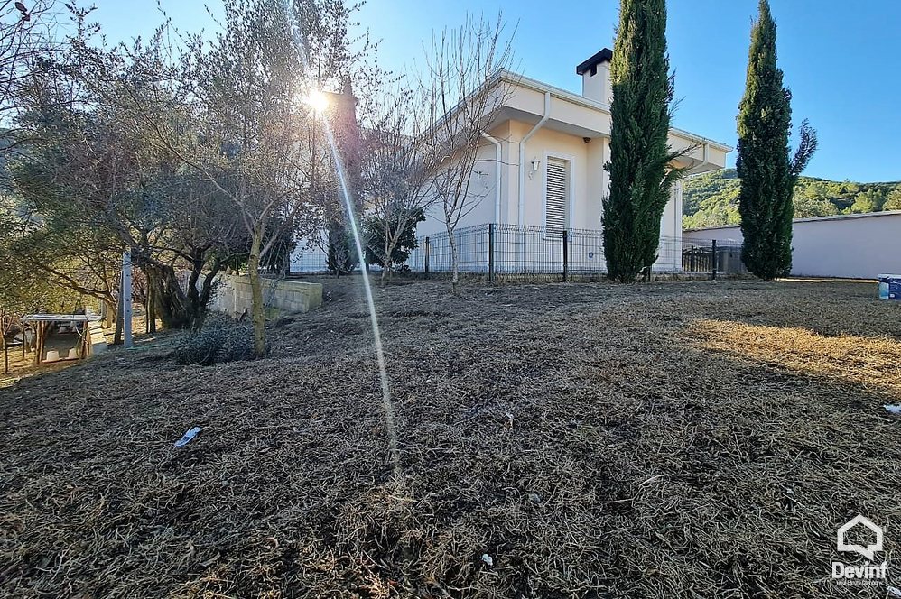 Tirane Shitje Vile  Rruga Damjan - Vaqarr, prane liqenit te Damjanit vile